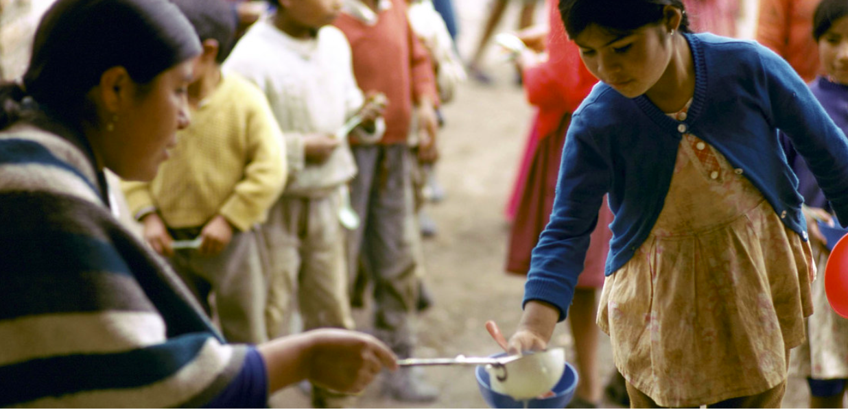 Banco Mundial / Jamie Martin. Niños acuden al reparto de comida diaria en una zona pobre de Ecuador. Banco Mundial//Jamie Martin Niños acuden al reparto de comida diaria en una zona pobre de Ecuador.