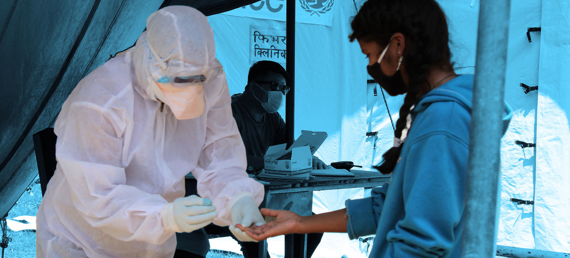 Personal de salud vacuna a joven en Nepal