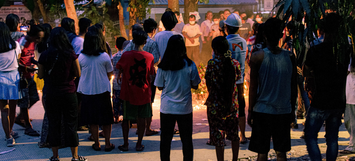 Pessoas em Yangon organizando vigilia em memória das vítimas da violência