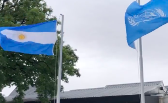 Banderas de la ONU y de Argentina flamean en la ciudad de Buenos Aires durante evento PABA+40