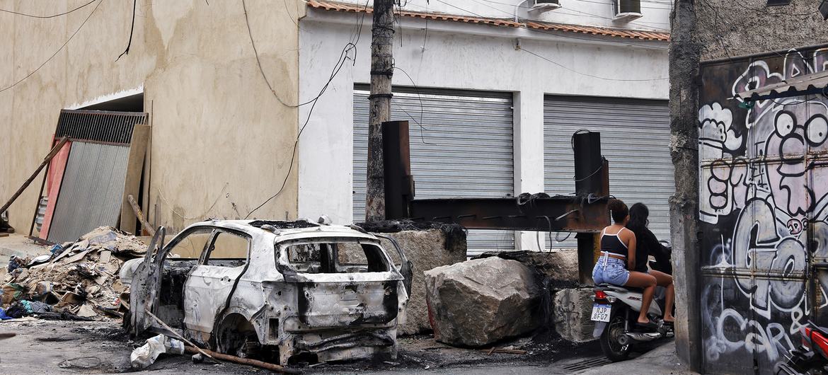 Agência Brasil/Tânia Rêgo Pessoas passam em moto na praça da Vila Cruzeiro ao lado de barricadas que foram colocadas para conter avanço de policiais durante operação que deixou cerca de 120 mortos